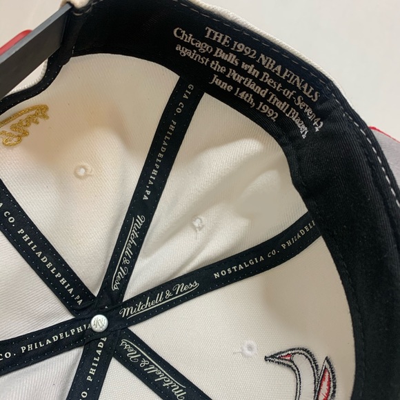 Mitchell & Ness Bulls shooting jersey & fitted - Picture 8 of 9